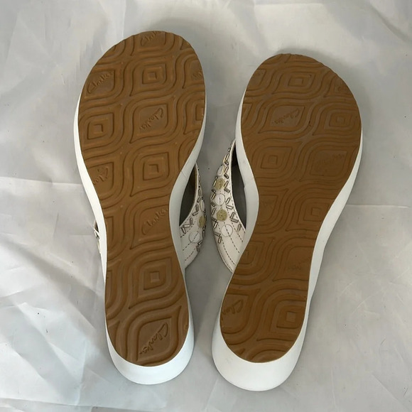 CLARKS Platform Wedge Thong Sandals White Beaded Vegan Leather Boho Size 11 - Picture 7 of 12